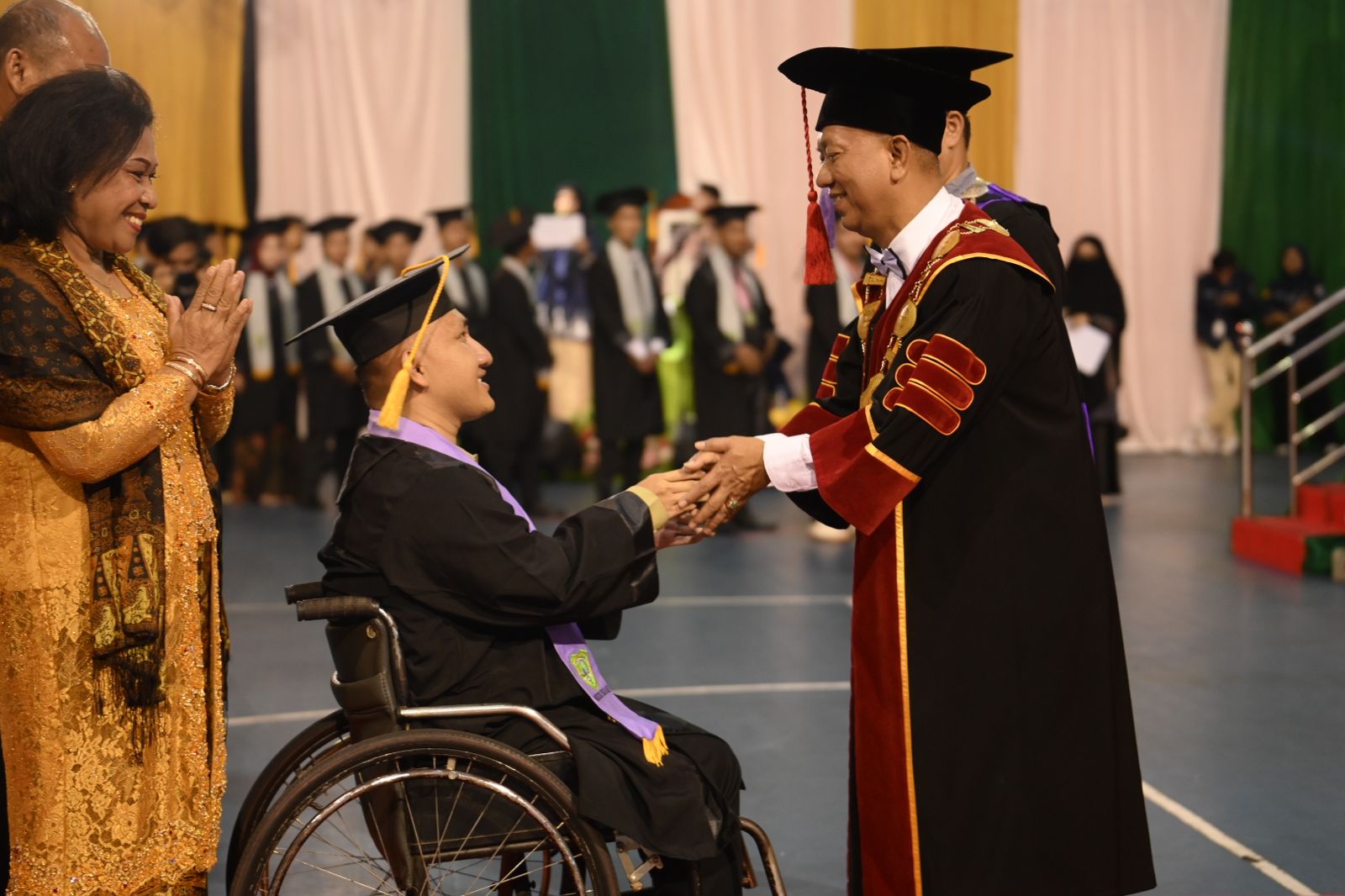 Rektor UIR, Prof Dr H Syafrinaldi, SH, MCL wisuda 1.225 orang pada periode II (foto/ist)