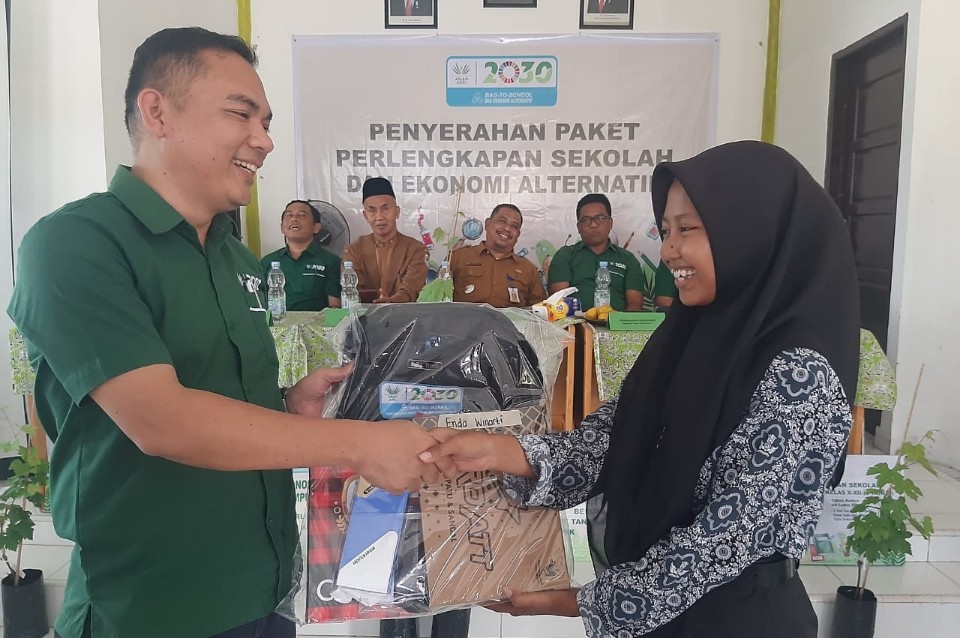 PT IIS-Ukui memberikan paket bantuan pendidikan dan ekonomi alternatif di Kantor Desa Air Emas yang terletak di Kecamatan Ukui, Kabupaten Pelalawan (foto/ist)