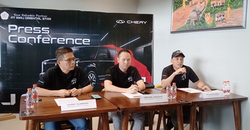 Jajaran manajemen PT Chery Sales Indonesia saat memperkenalkan Chery J6.(foto: mimi/halloriau.com)