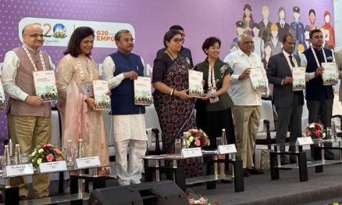 Delegasi Indonesia menyerahkan The Indonesia Gender Dahsboard on Women in SMEs kepada Menteri untuk Perempuan dan Perkembangan Anak dan Urusan Minoritas India, Smt Smriti Zubin Irani.(foto: istimewa)