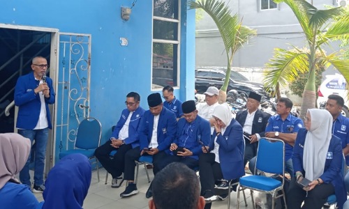 Ketua DPD PAN Kota Pekanbaru, Nofrizal saat halal bihalal bersama para kader PAN Pekanbaru di Rumah PAN Pekanbaru.(foto: mimi/halloriau.com)