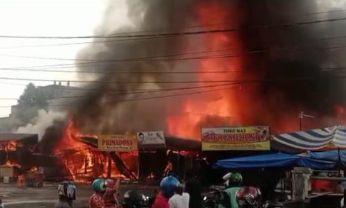 Kebakaran di Pasar Cik Puan Pekanbaru, Minggu sore.(foto: int)