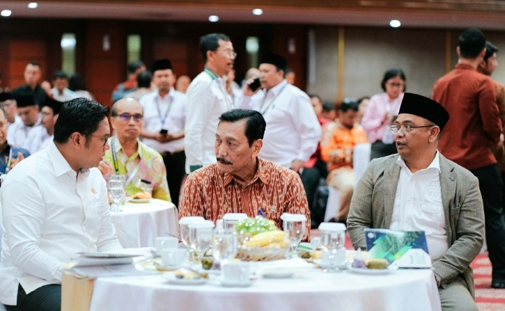 Jend TNI (Purn) Luhut Panjaitan bersama sejumlah menteri hadiri pengukuhan Ketum DPP Apkasindo, Dr Gulat Manurung (foto/ist)