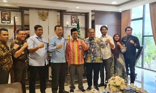 Ketua Bawaslu Riau bersama Kajati Riau.(foto: bawaslu riau)