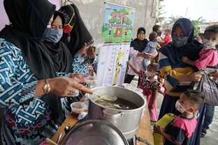 Tim PT RAPP bersama Posyandu memberikan penyuluhan pemberian makanan tambahan (PMT) kepada para ibu setempat