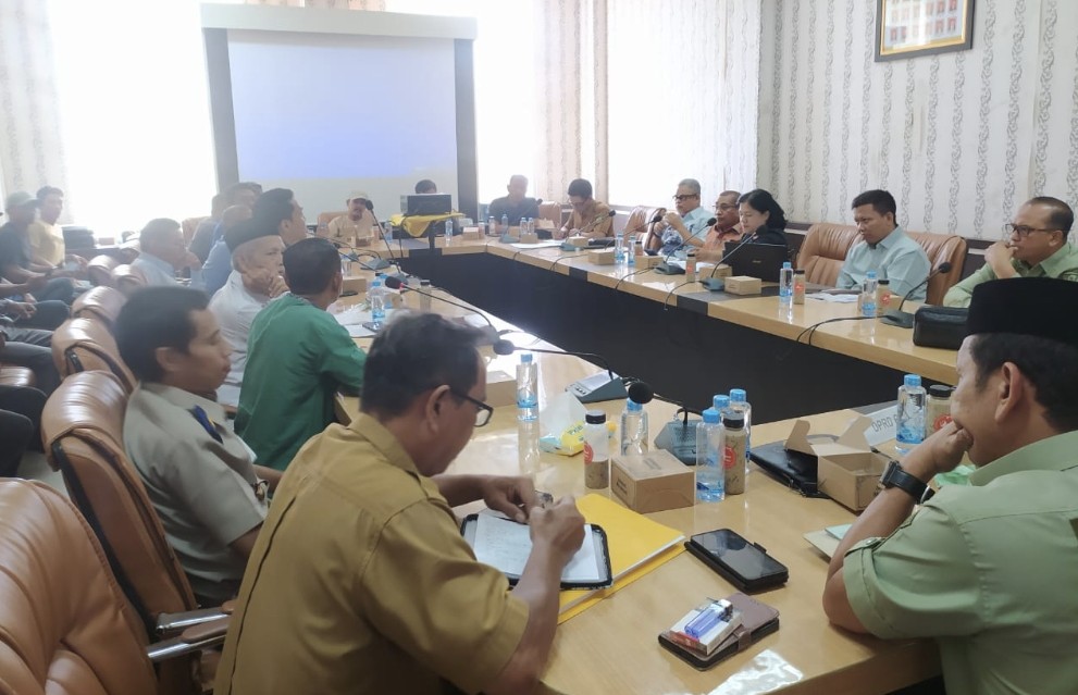 Komisi B DPRD Rohil fasilitasi RDP terkait tuntutan kebun plasma masyarakat Bantaian (foto/afrizal)