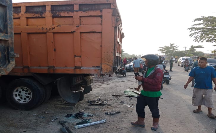 Truk tronton yang parkir di Jalan Kubang Raya, Kampar ditabrak sopir mobil Avanza (foto/int)