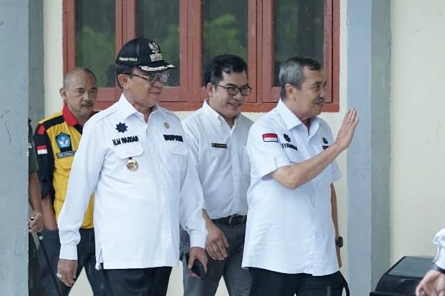 Syamsuar dan HM Wardan.(foto: int)