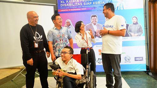 Chief Corporate Affairs XL Axiata, Marwan O Baasir (paling kanan) bersama Chief Human Capital Officer XL Axiata, M Hira Kurnia (paling kiri) bersama perwakilan dari 20 penyandang disabilitas terpilih program magang XL Axiata.(foto: istimewa)