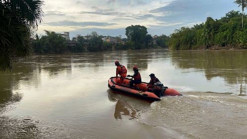 Tim Basarnas melakukan pencarian bocah tenggelam di Sungai Rokan, Rohul.(foto: mcr)