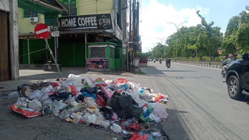 Sampah menumpuk di sepanjang Jalan Nangka Pekanbaru (foto/Meri)