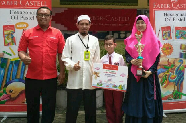 Dyandra Hanif juara Family Art Competition tingkat nasional yang ditaja Faber Castell.