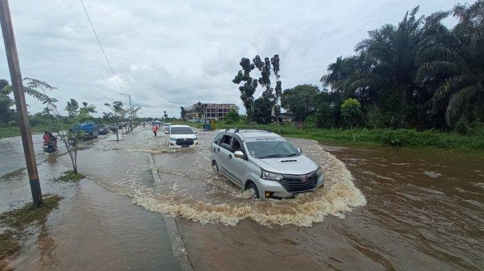 Banjir dan jalan rusak menjadi masalah menahun di Kota Pekanbaru (foto/int)