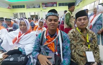 Muhammad Ilham Ramadhan bin Ikhlas (tengah) didampimgi Kakanwil Kemenag Riau, Mahyudin (foto/int)
