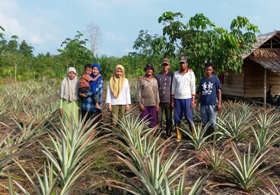 Mutham Mimah (berjilbab kuning) berfoto bersama petani di Pulau Padang yang merupakan binaan dari CD RAPP.