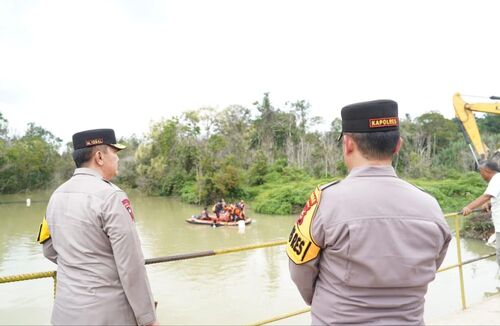 Kapolda Riau Irjen Mohammad Iqbal (kiri) ketika ikut memimpin pencarian korban tenggelam di di Sungai Segati, Pelalawan, Riau (Foto: Media Center Riau)