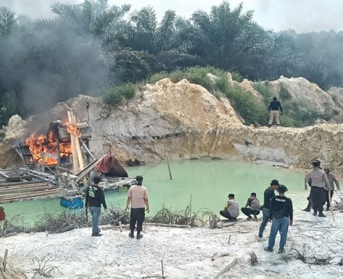 Polda Riau bersama Polres Kuantan Singingi dalam memberantas aktivitas Penambangan Emas Tanpa Izin.