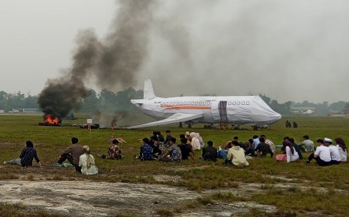 Simulasi penanganan darurat di Bandara SSK II Pekanbaru.(foto: mcr)