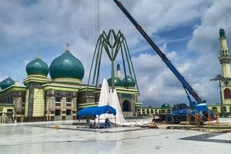 Progres pengerjaan payung elektrik di Masjid Raya Annur Riau (foto/int)