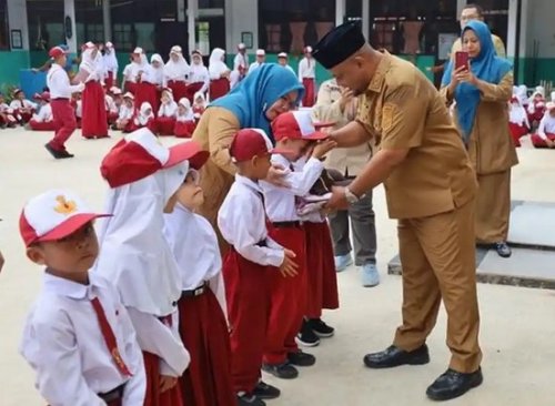 Wabup Syamsurizal serahkan seragam gratis untuk siswa baru SD di Siak.