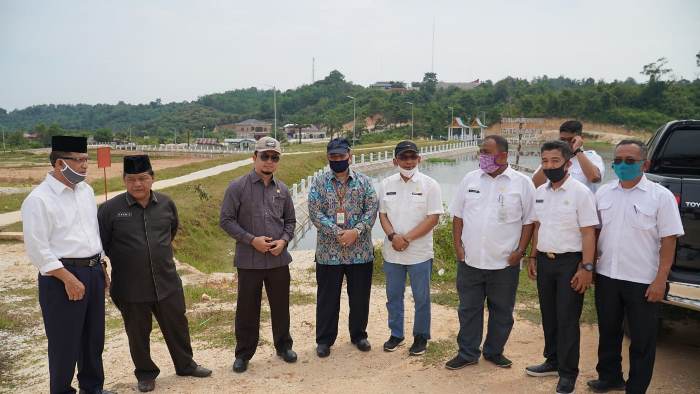 Anggota DPR RI H. Syahrul Aidi bersama Kepala Balai Wilayah Sungai Sumatera (BWSS) III, Ir Sahril Sp. PSDA, meninjau beberapa lokasi pembangunan untuk tahun 2021 terkait infrastruktur dan pemanfaatan air, belum lama ini.