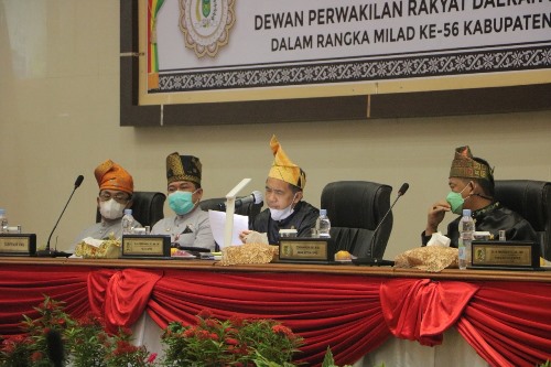 Ketua DPRD Inhil saat memimpin Rapat Paripurna Istimewa Kabupaten Inhil.