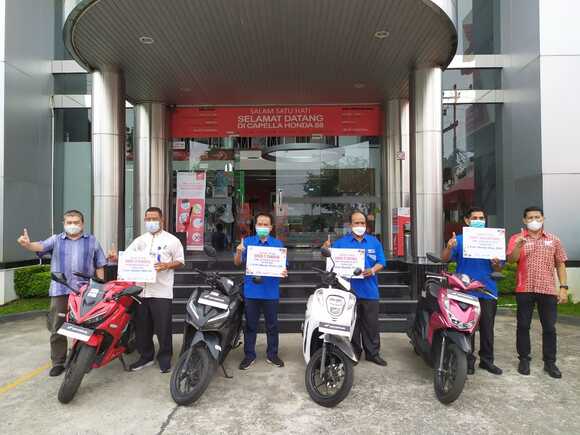 Main Dealer Honda wilayah Riau berikan donasi 4 unit sepeda motor Honda kepada SMK binaan di Riau.