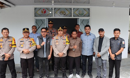 Kapolresta Pekanbaru, Kombes Pol Jeki Rahmat Mustika saat kunjungan di Kantor Bawaslu Pekanbaru.(foto: bayu/halloriau.com)