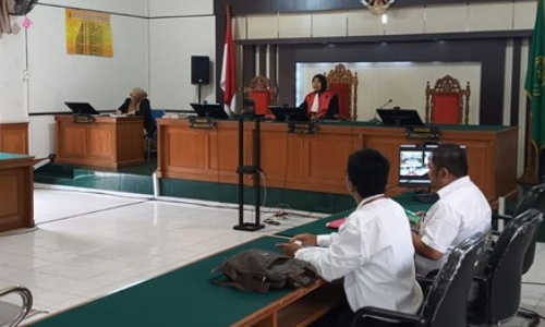 Sidang Praperadilan Dirut PT NHR dengan tergugat Disnakertrans Riau di PN Pekanbaru.(foto: detik.com)