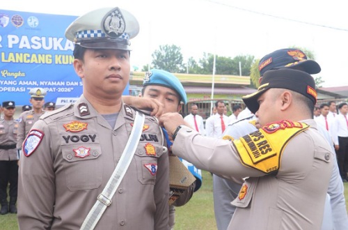 Wakapolres Pelalawan sematkan pita tanda pelaksanaan Operasi Keselamatan Lancang Kuning 2026 dimulai.(foto: andi/halloriau.com)
