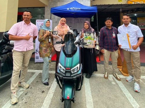 ASN P3K Kementerian Sosial di Bengkalis bawa pulang sepeda listrik dari program bedelau BRK Syariah.