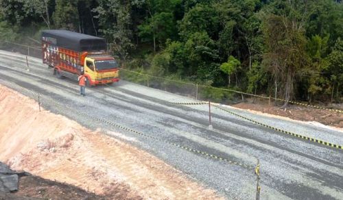 Jalan Lintas Riau-Sumbar di Desa Tanjung Alai mulai uji coba dilintasi kendaraan.(foto: mcr)