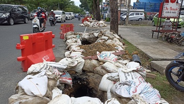 Galian SPAM, banyak material dimasukan dalam karung dan ditempatkan di pinggir Jalan Sudirman (foto/rahmat-halloriau)