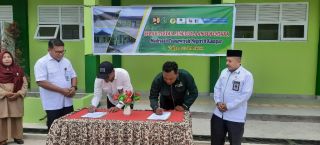 Plt Kakanwil Kemenag Provinsi Riau, H Muliardi bersama Kepala Balai PPW Riau, Abdul Halil Kastella, ST, MT saat penyerahan gedung MTsN 8 Kampar. Foto Ist 