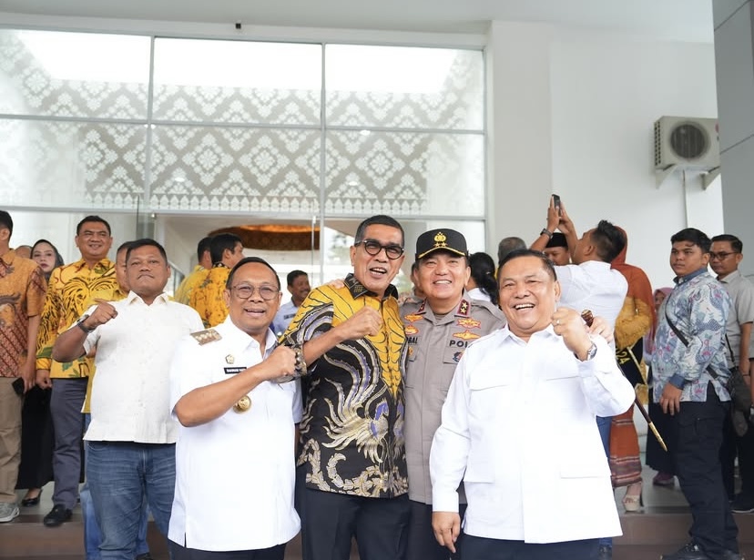 Wakil Ketua DPRD Riau Parisman Ihwan foto bersama SF Hariyanto (foto/Yuni)