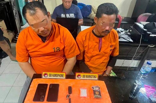 Oknum polisi tersebut berinisial Bripka S dan Brigadir D ditangkap di Inhil dengan BB narkoba jenis sabu (foto/yendra)