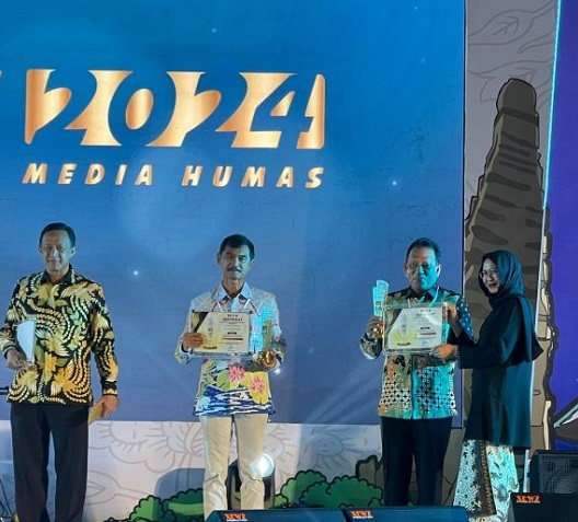 Pemprov Riau berhasil meraih penghargaan AMH 2024 kategori Terbaik Nasional Kampanye Komunikasi Publik spesifikasi pemerintah daerah/kabupaten/kota yang diselenggarakan di Hotel Pullman Bandung Grand Central, Kota Bandung, Kamis (10/10/2024).