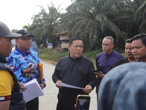 Pelaksana Tugas Gubernur Riau (Plt Gubri) SF Hariyanto saat meninjau langsung kondisi ruas jalan Lupat Kain–Lubuk Agung, Rabu (19/8/26). 