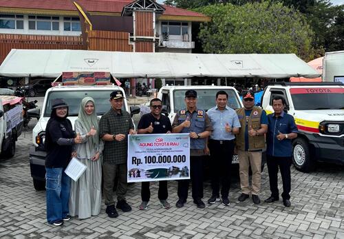 Agung Toyota Riau menyerahkan bantuan berupa paket sembako senilai total Rp100 juta untuk korban banjir di Pekanbaru. (Foto: Istimewa)