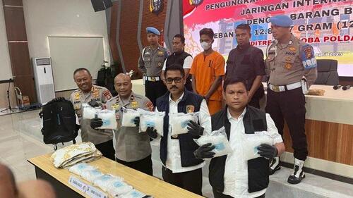 Ekspos pengungkapan kasus narkoba dengan barang bukti 12,8 kilogram sabu di Polda Riau, Senin (28/4/2025). (Foto: Tribun Pekanbaru)