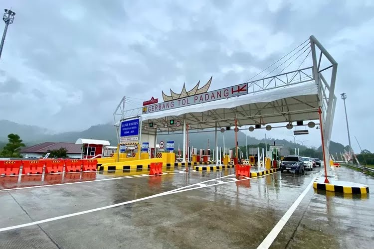 Ilustrasi volume lalu lintas kendaraan di Tol fungsional Padang-Sicincin tertinggi (foto/int)