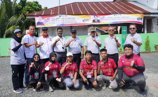 Ketua KONI Pekanbaru M Yasir bersama atlet petanque Pekanbaru