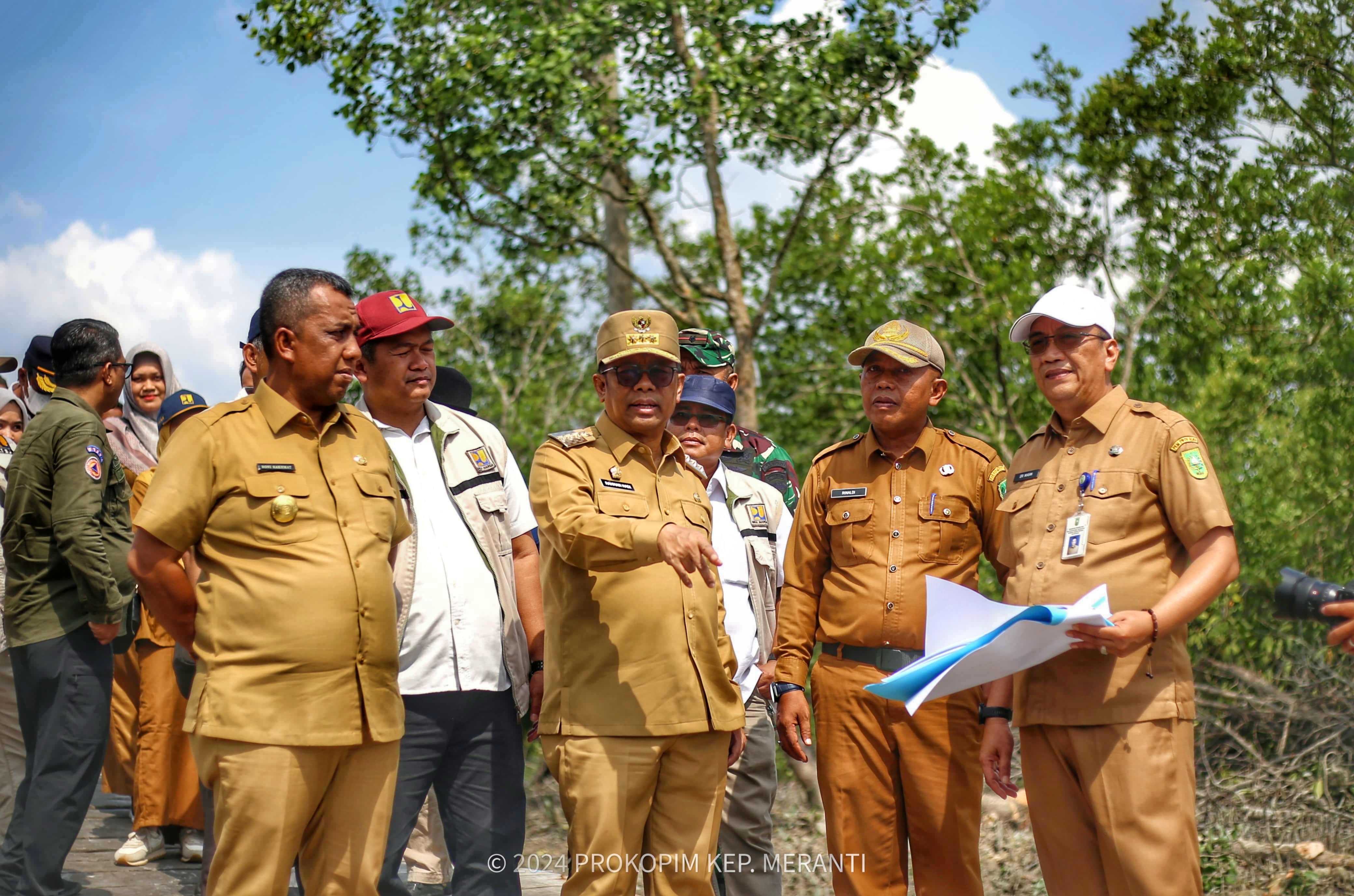 Penjabat (Pj) Gubernur Riau, Rahman Hadi saat mengunjungi Jembatan Panglima Sampul yang roboh, ia memastikan pembangunan dilaksanakan awal tahun 2025