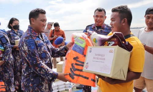 Kapolres Meranti, AKBP Andi Yul Lapaweswan memberikan paket bansos untuk nelayan Desa Sialang Pasung.(foto: ali/halloriau.com)