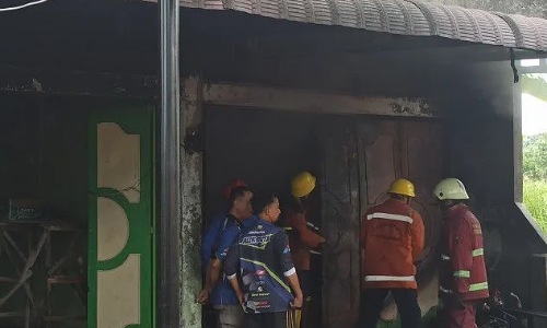 Tim Damkar Pekanbaru di bengkel motor Jalan Gotong Royong usai kebakaran.(foto: antarariau.com)