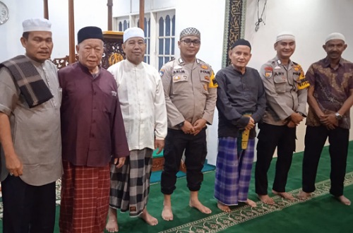 Personel Polsek Tenayan Raya bersama jamaah Masjid Al Muttaqin.(foto: istimewa)