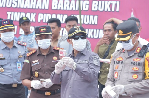 Wabup Bengkalis, Bagus Santoso hadiri pemusnahan barang bukti di Kejari Bengkalis.(foto: zulkarnaen/halloriau.com)