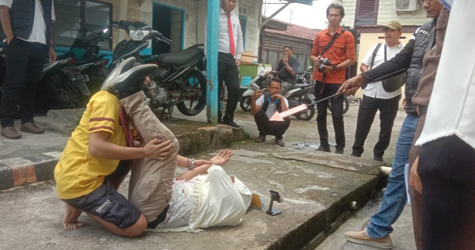 Polsek Bangko gelar rekonstruksi kasus pembunuhan di Parit Atmo, Bagansiapiapi (foto/Afrizal)