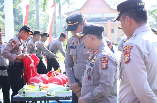 Kapolres AKBP Asep Sujarwadi mengecek personel dan peralatan penanganan Karhutla (foto/diana)