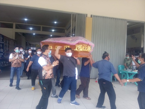 Jenazah Anton Tanusina dibawa menuju mobil selanjutnya dikebumikan di Pemakaman Umban Sari, Rumbai.